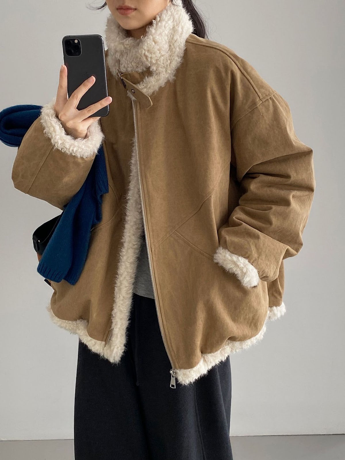 Padded women's down jacket with stand-up collar and faux fur