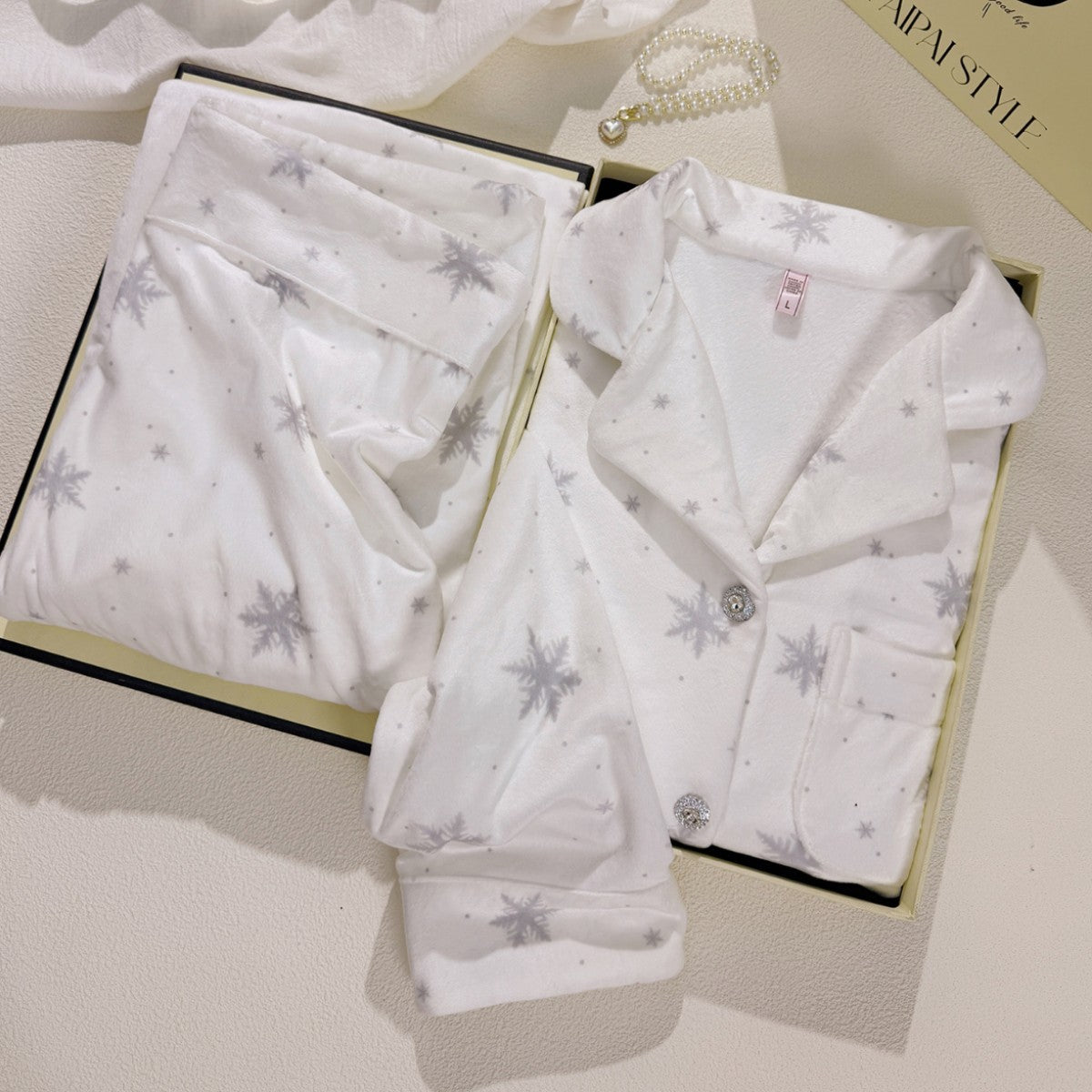 Women's pajama set made of soft fleece with snowflake pattern