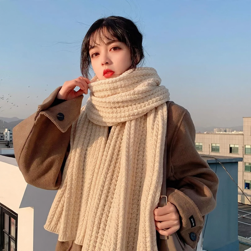 Knitted scarf with houndstooth pattern