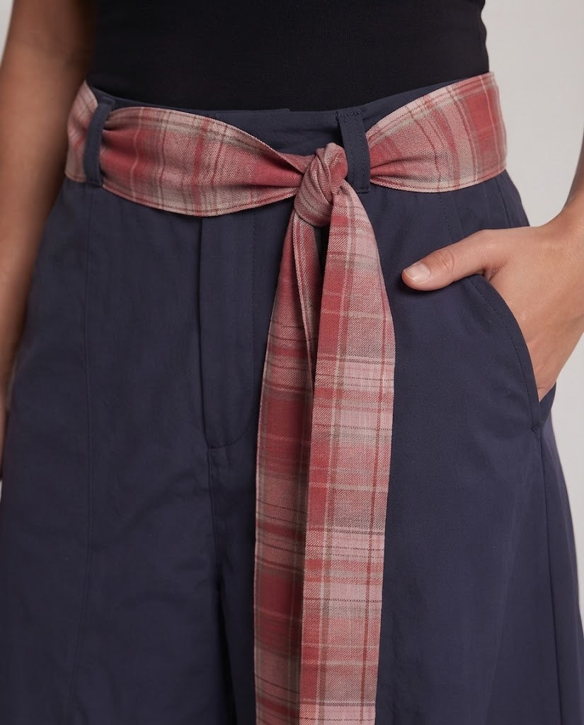Ladies loosely fitting fashionable pants with belt EVA-US