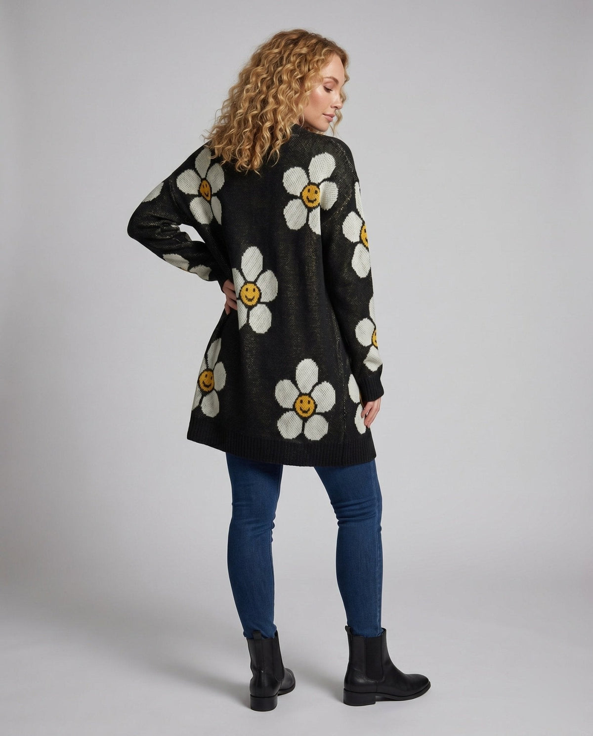 Women's cardigan with floral pattern and elegant button details - Chichicherry