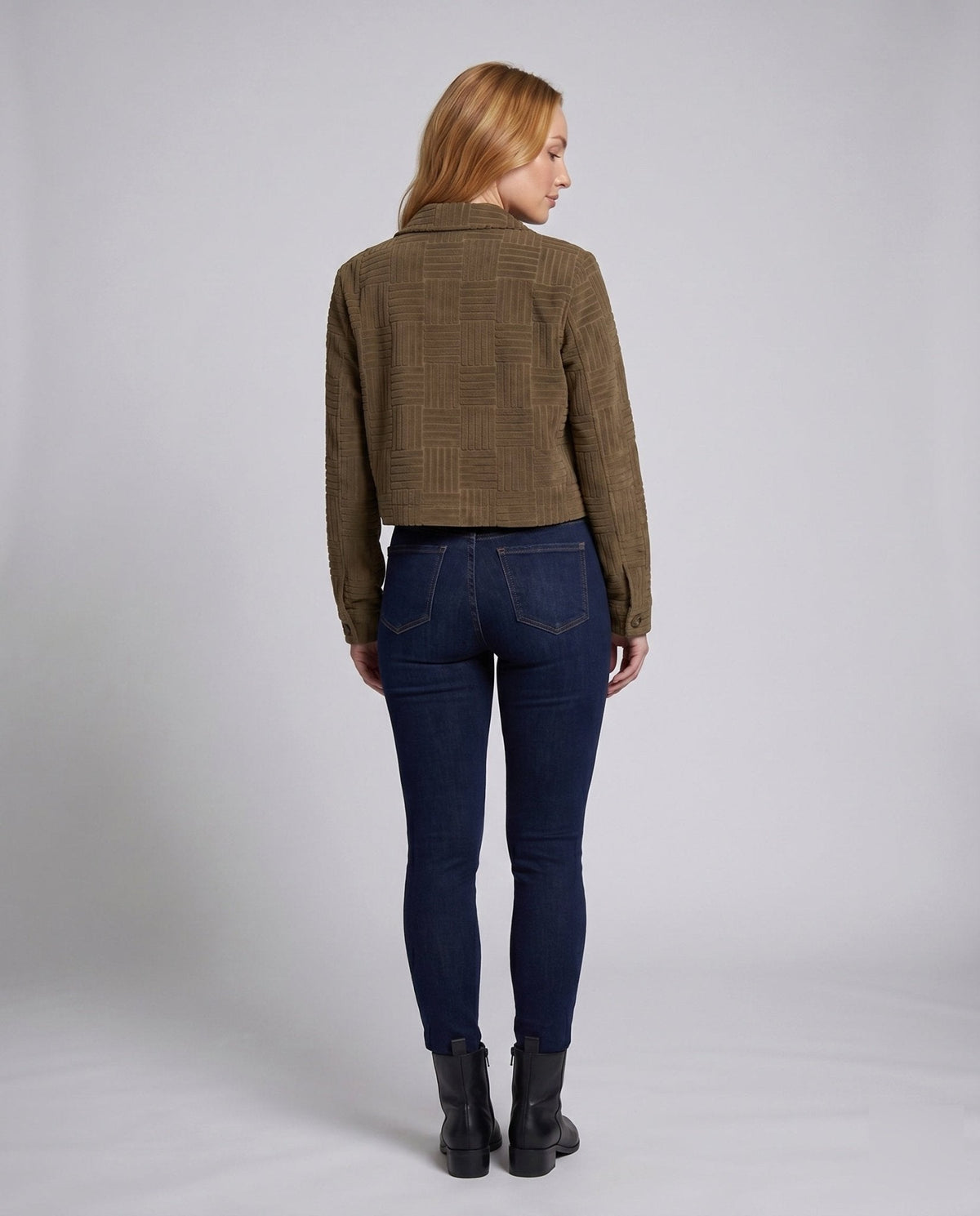 Women's short jacket with textured design and practical pockets - Chichicherry
