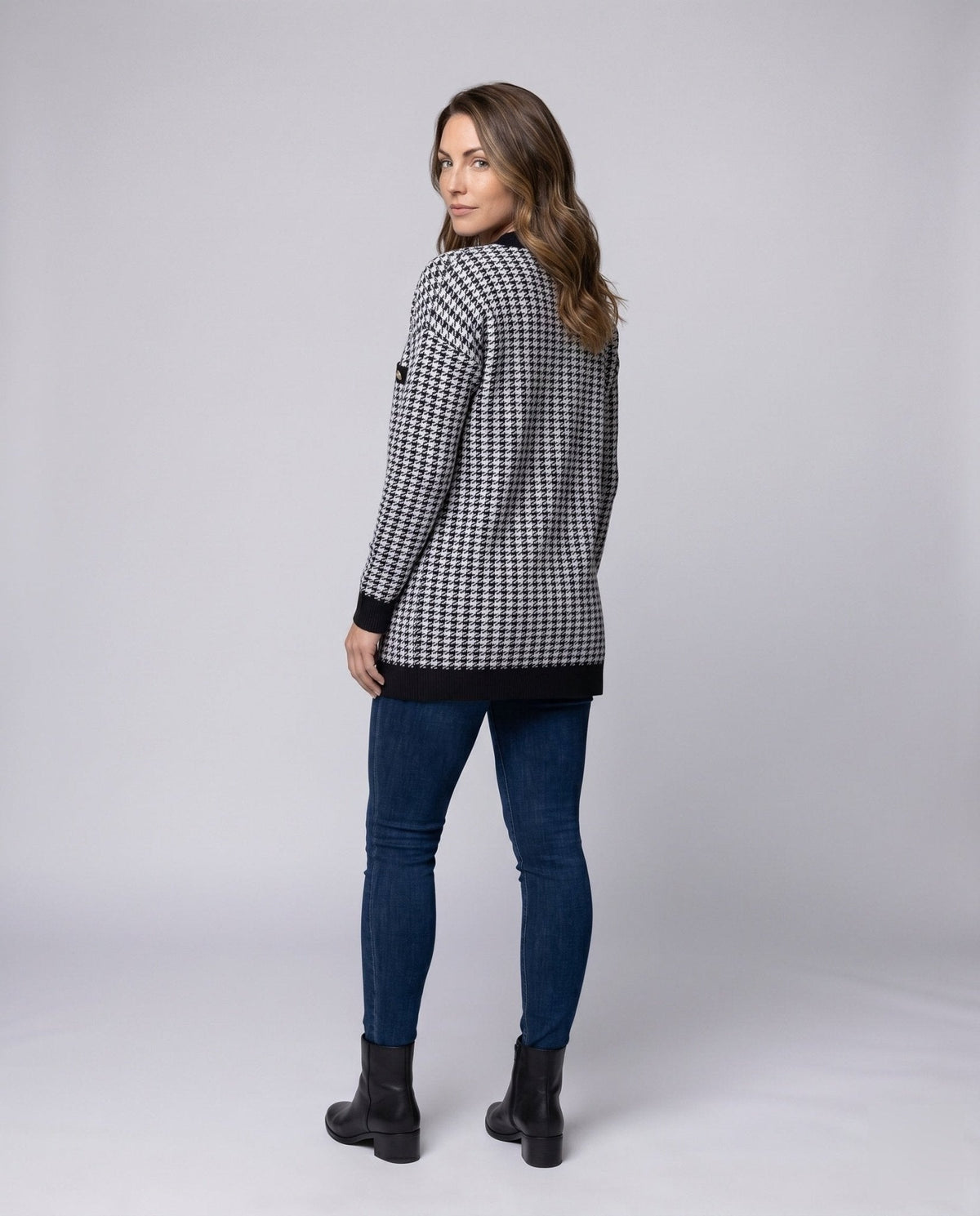 Women's stylish cardigan with houndstooth pattern and elegant button details - Chichicherry