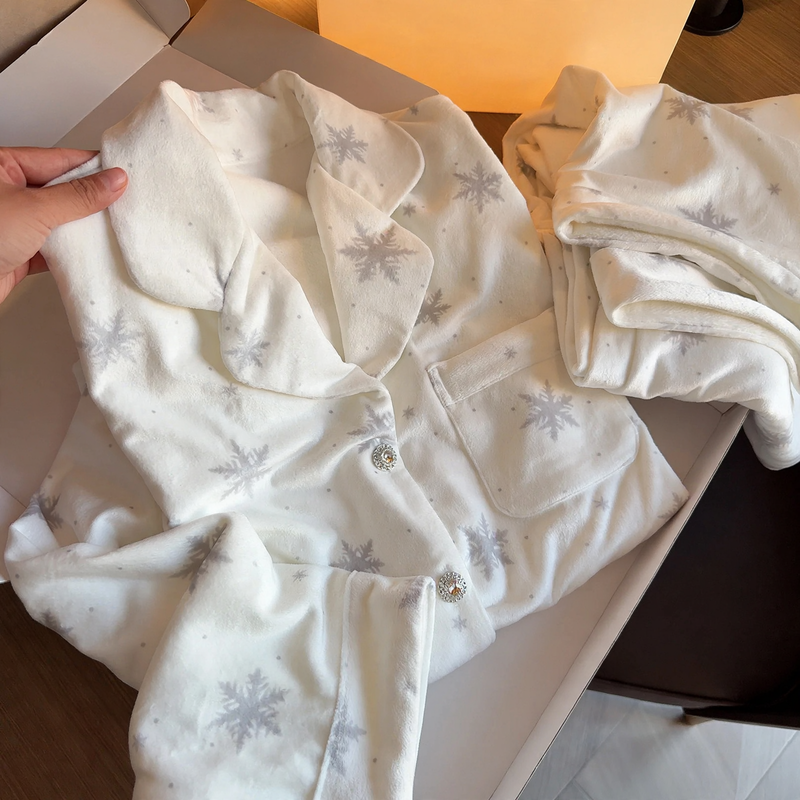 Ladies' pajama with snowflake pattern, island fleece