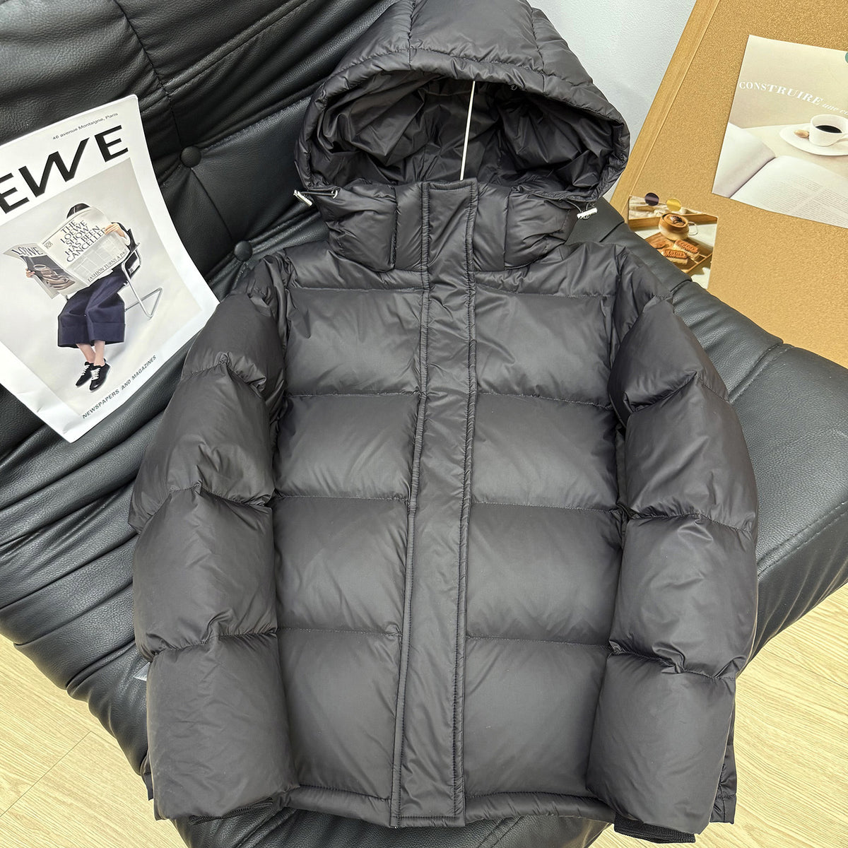 Short women's down jacket with detachable hood