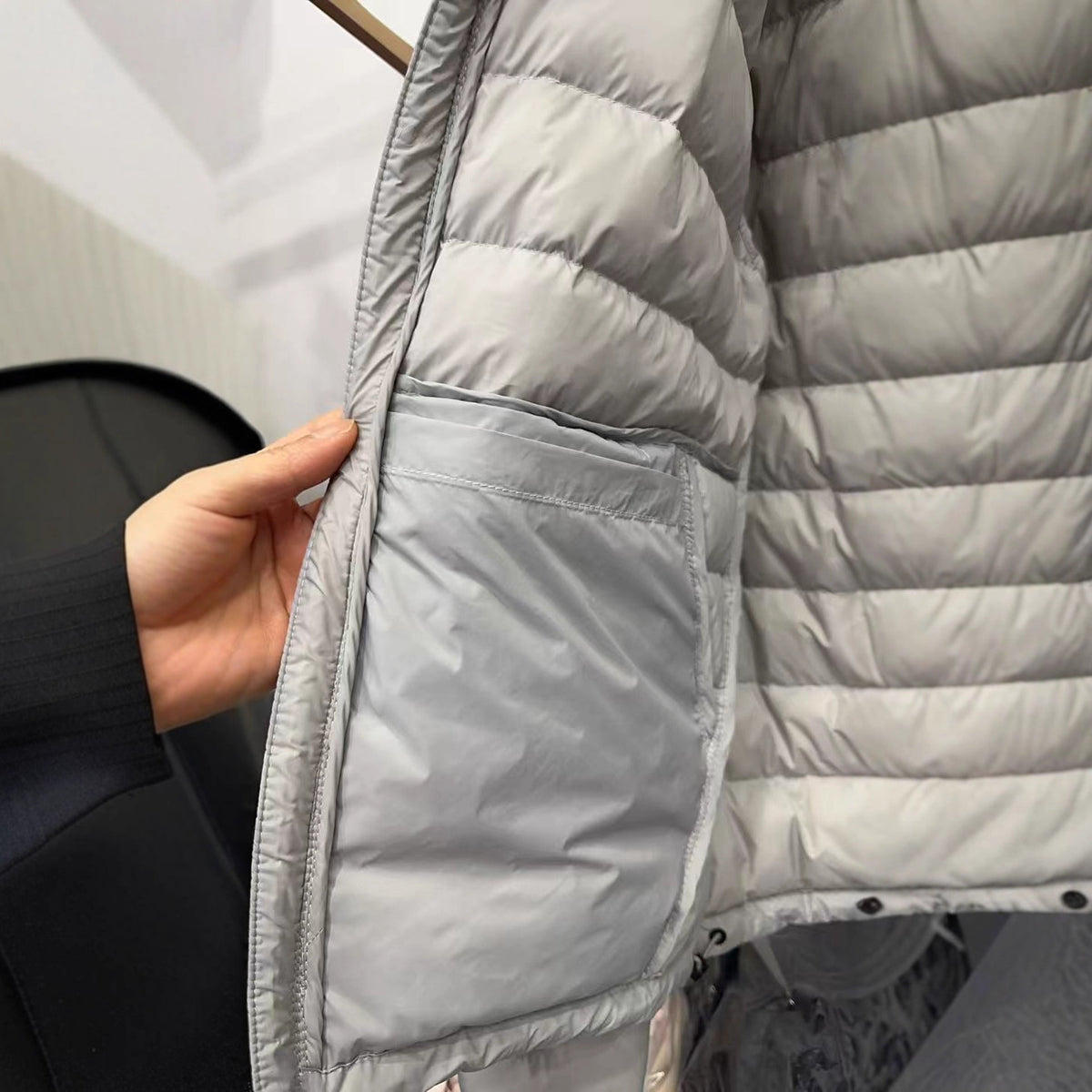 Short women's down jacket with hood