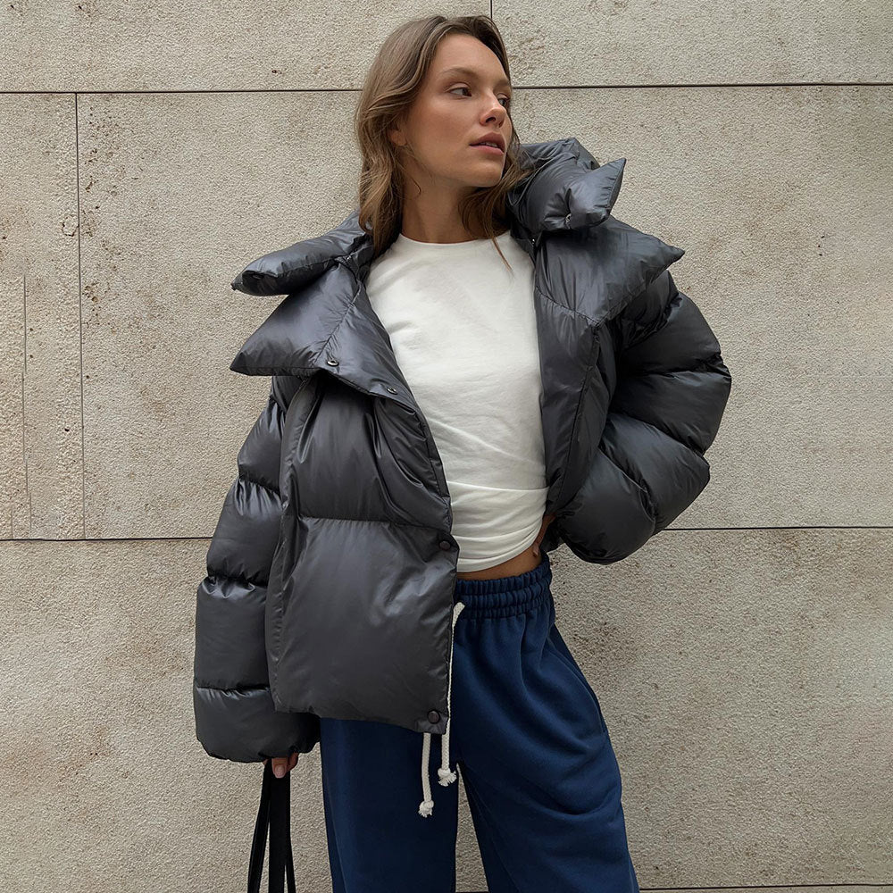 Short women's quilted jacket with hood