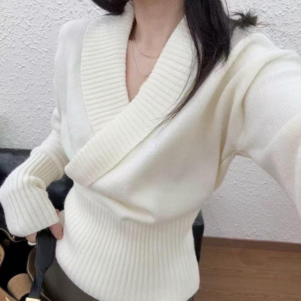 Tailored women's knit sweater in retro style