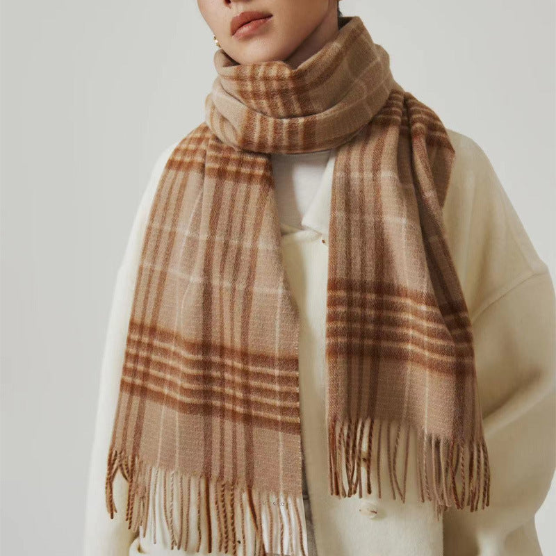 Classic scarf made of 100% wool with fringes