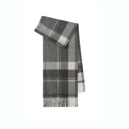 Classic scarf made of 100% wool with fringes