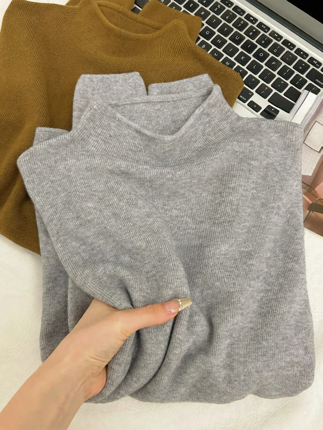 Elegant women's knit sweater with half collar