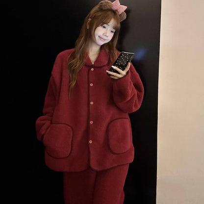 Women’s house suit in red, padded, for the Christmas season
