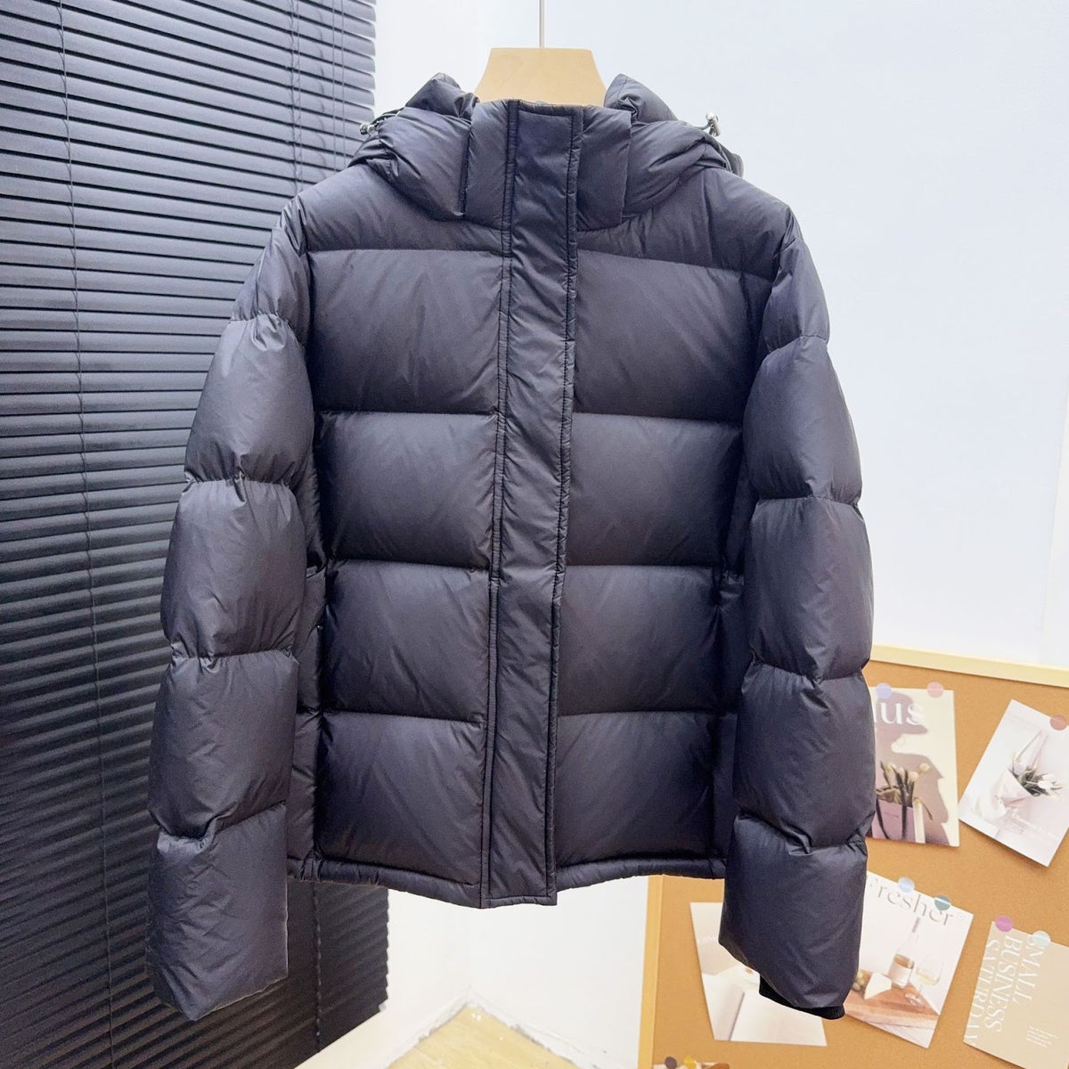 Short women's down jacket with detachable hood