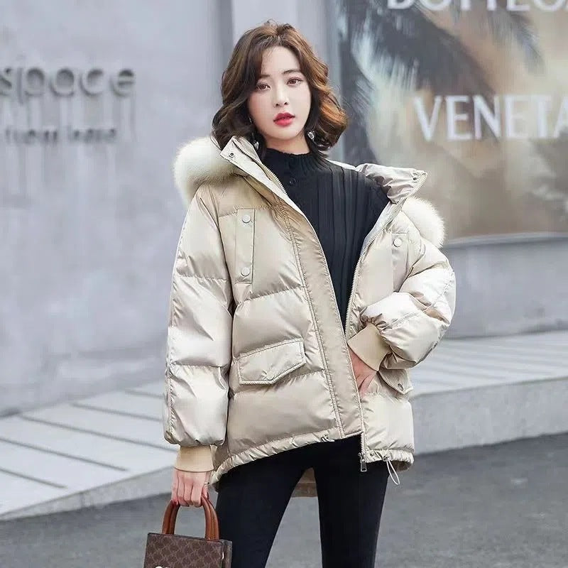 Short women's quilted jacket with faux fur collar