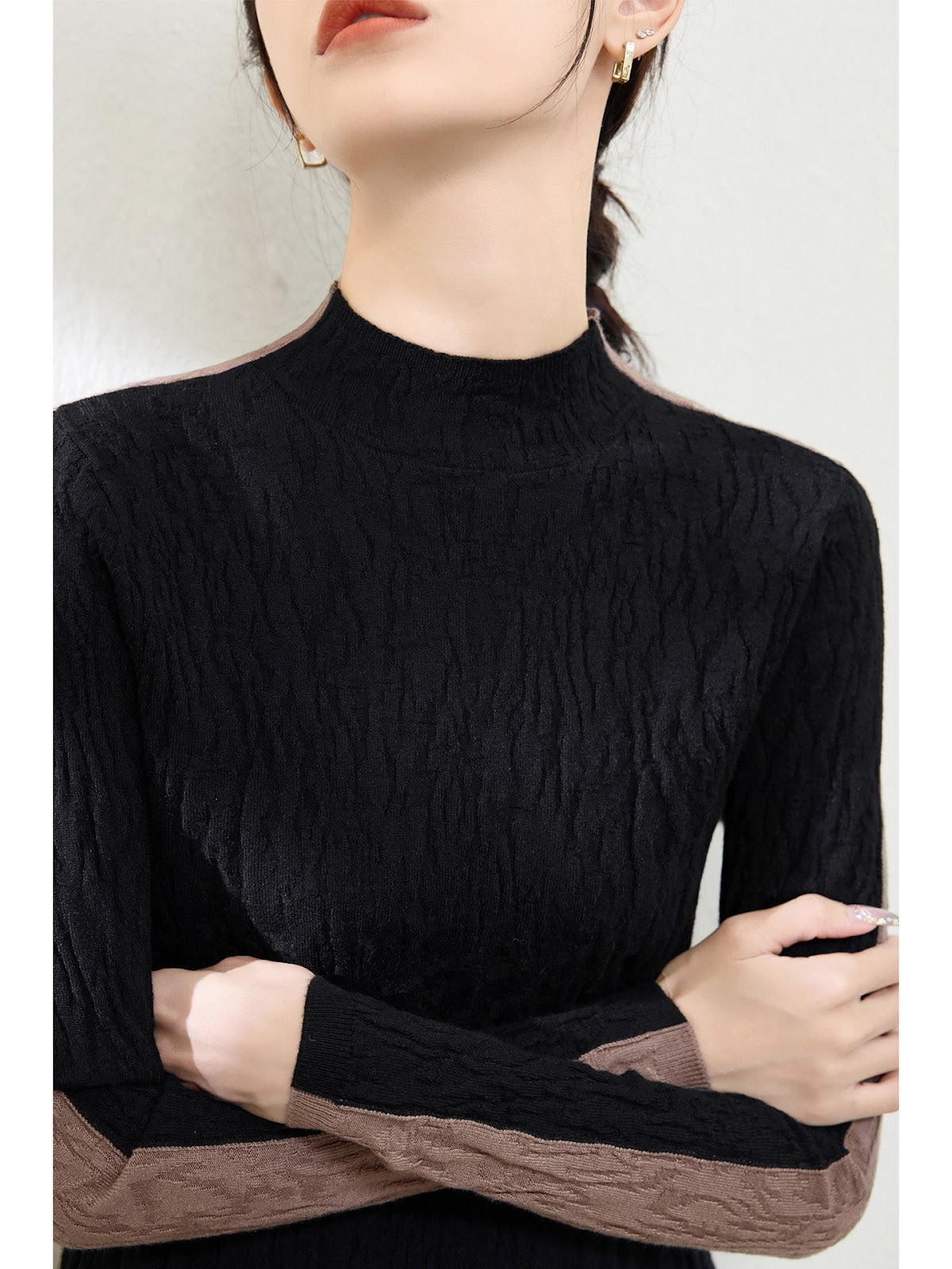 Women's knitted pullover with texture, standing collar, reversible