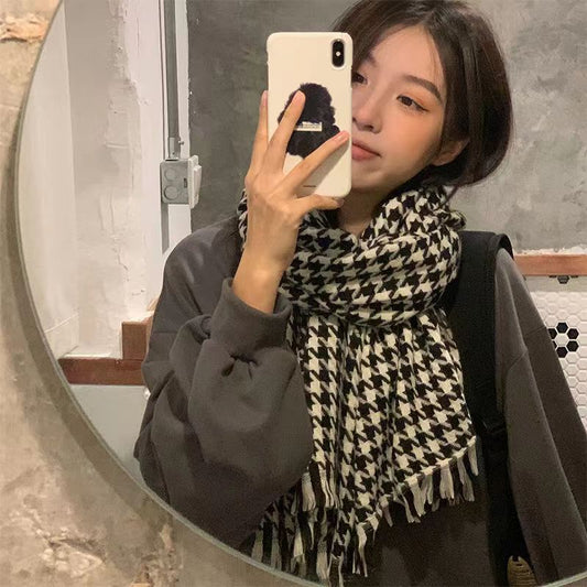 Houndstooth scarf with fringes