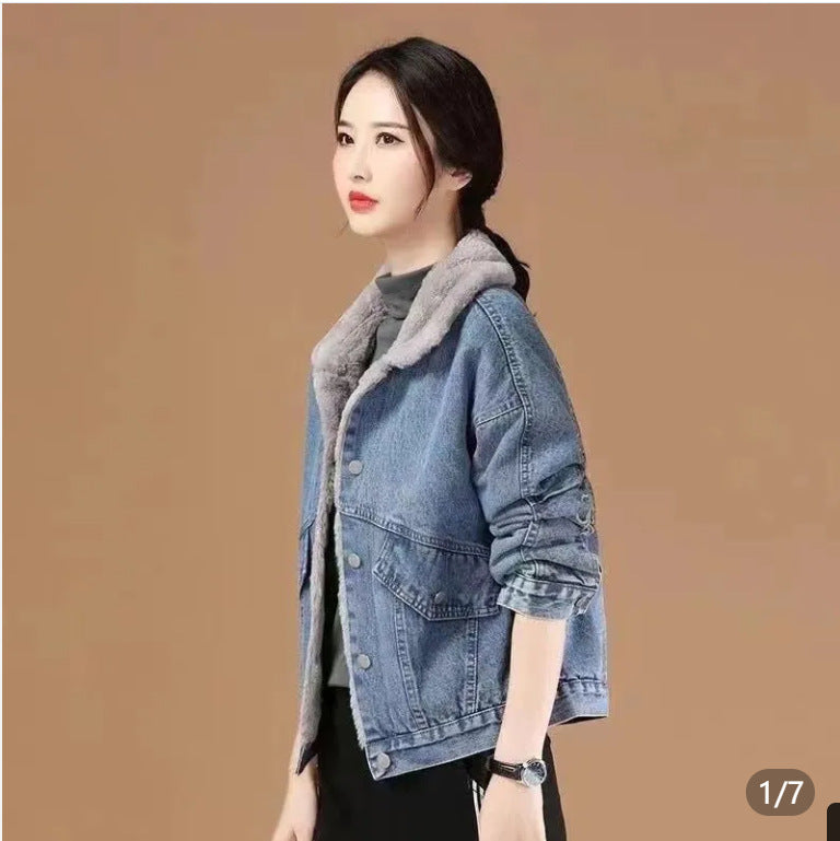 Fleece-lined women's denim jacket with fur collar, short
