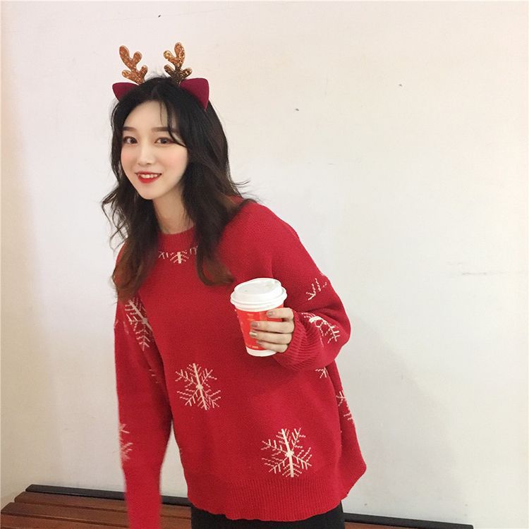 Loose knit sweater with Christmas embroideries