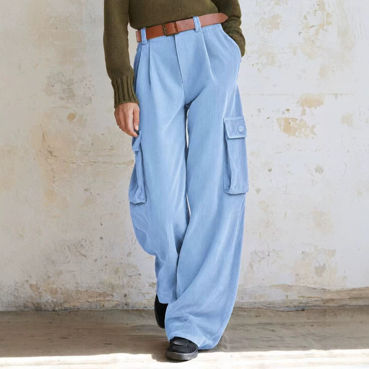 Versatile corduroy cargo pants with high waistband