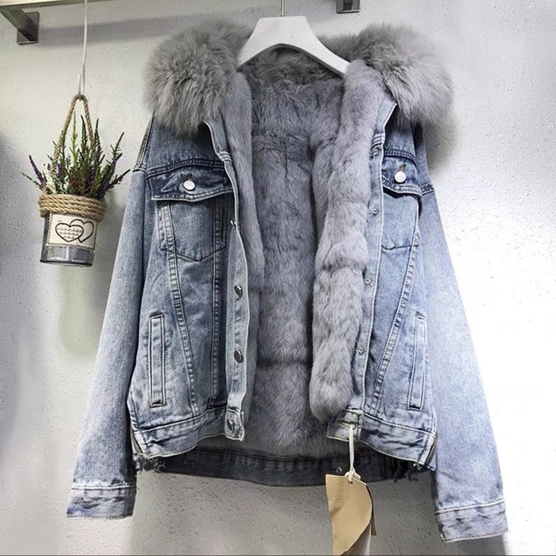 Fleece-lined women's denim jacket with fur collar, short