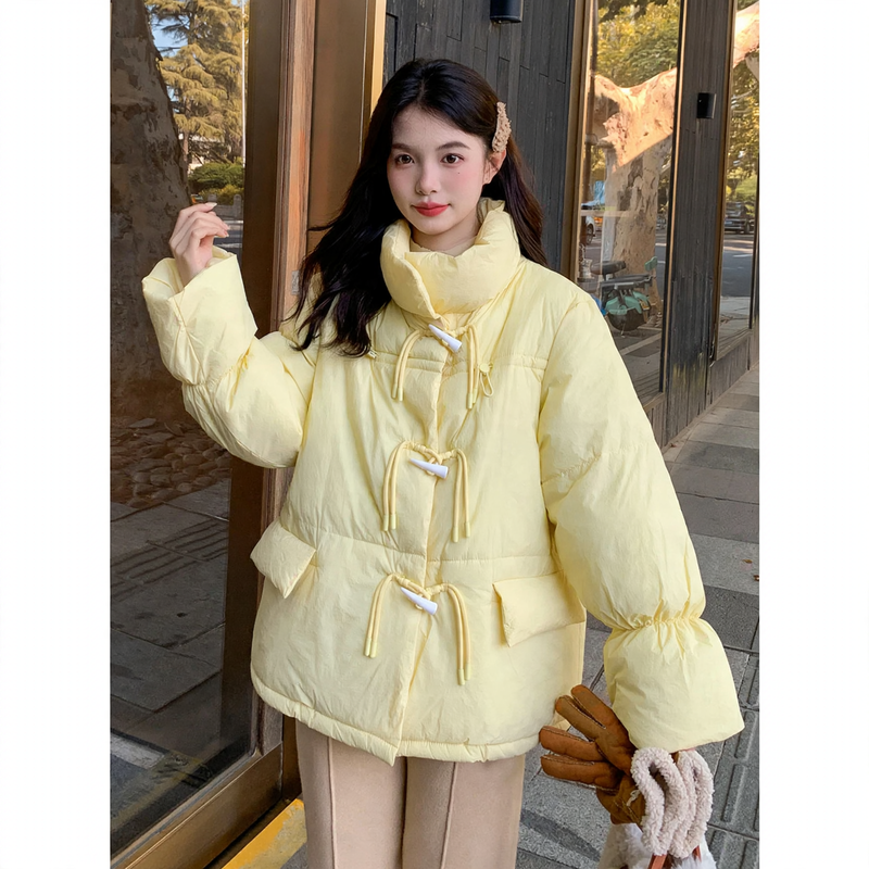 Short women's quilted jacket in oversized look with toggle buttons