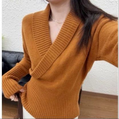 Tailored women's knit sweater in retro style