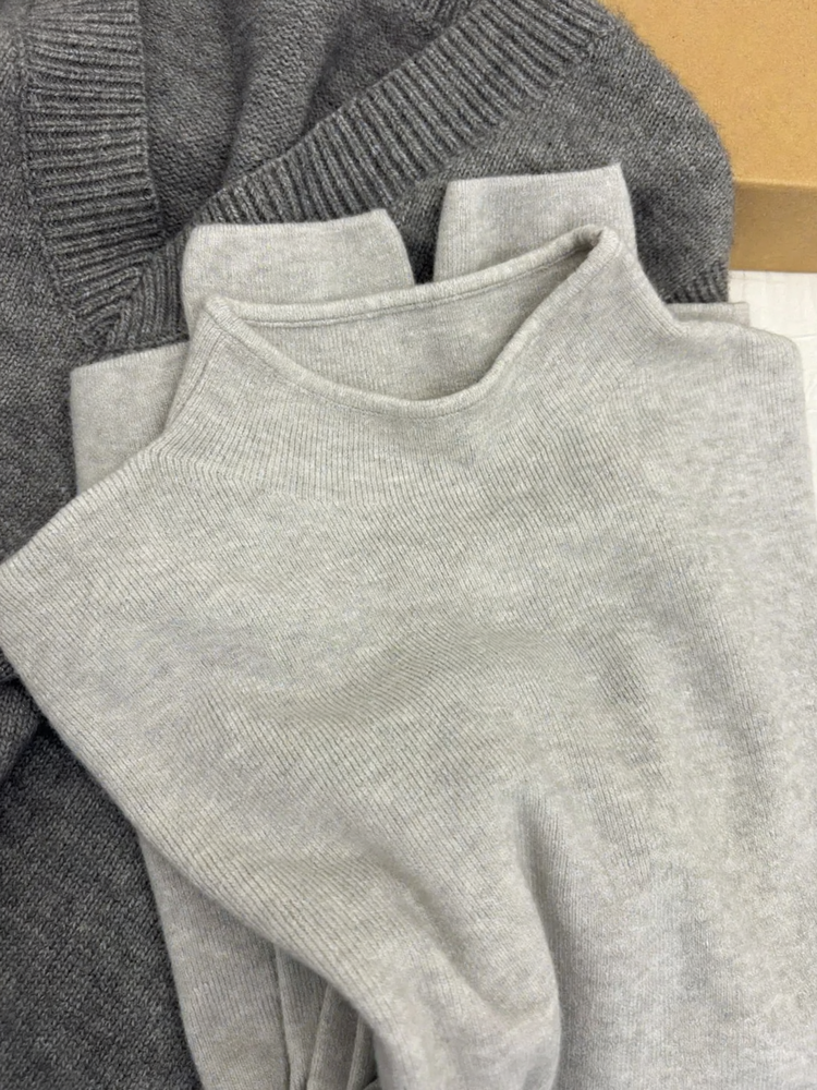 Elegant women's knit sweater with half collar
