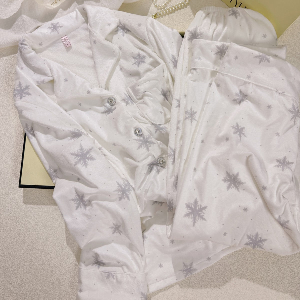 Women's pajama set made of soft fleece with snowflake pattern