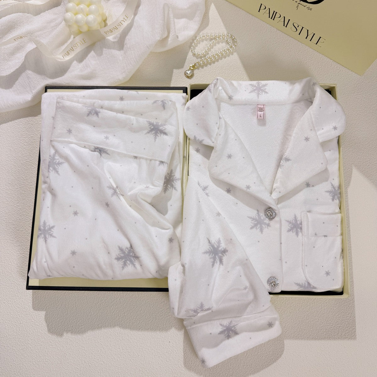 Women's pajama set made of soft fleece with snowflake pattern