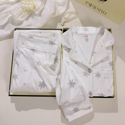 Women's pajama set made of soft fleece with snowflake pattern