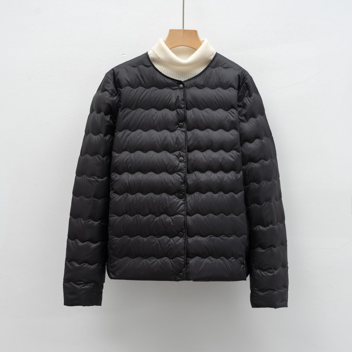 Light women’s down jacket with round neck and wave pattern