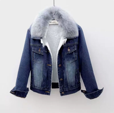 Fleece-lined women's denim jacket with fur collar, short