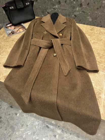 Long women's coat made of alpaca wool, handcrafted
