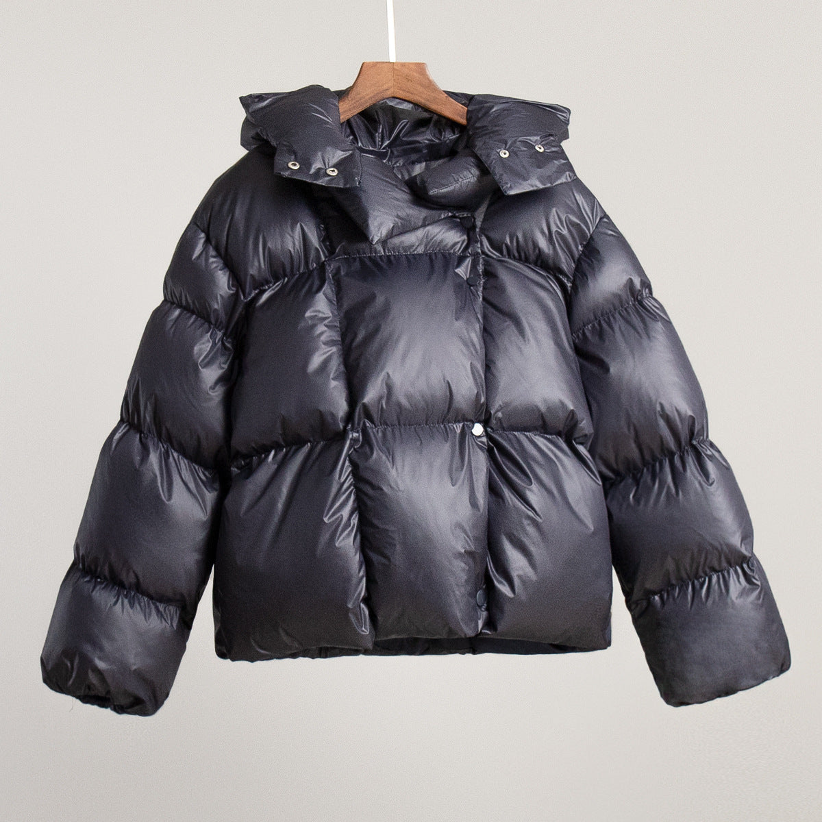 Short women's quilted jacket with hood