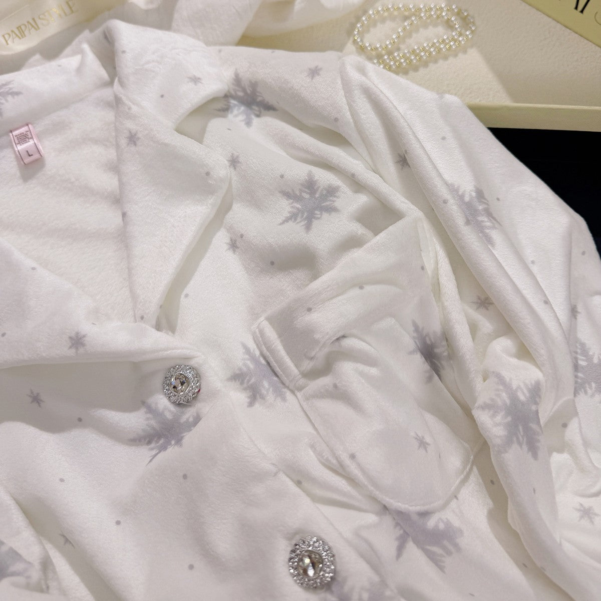 Women's pajama set made of soft fleece with snowflake pattern