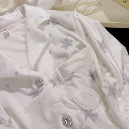 Women's pajama set made of soft fleece with snowflake pattern