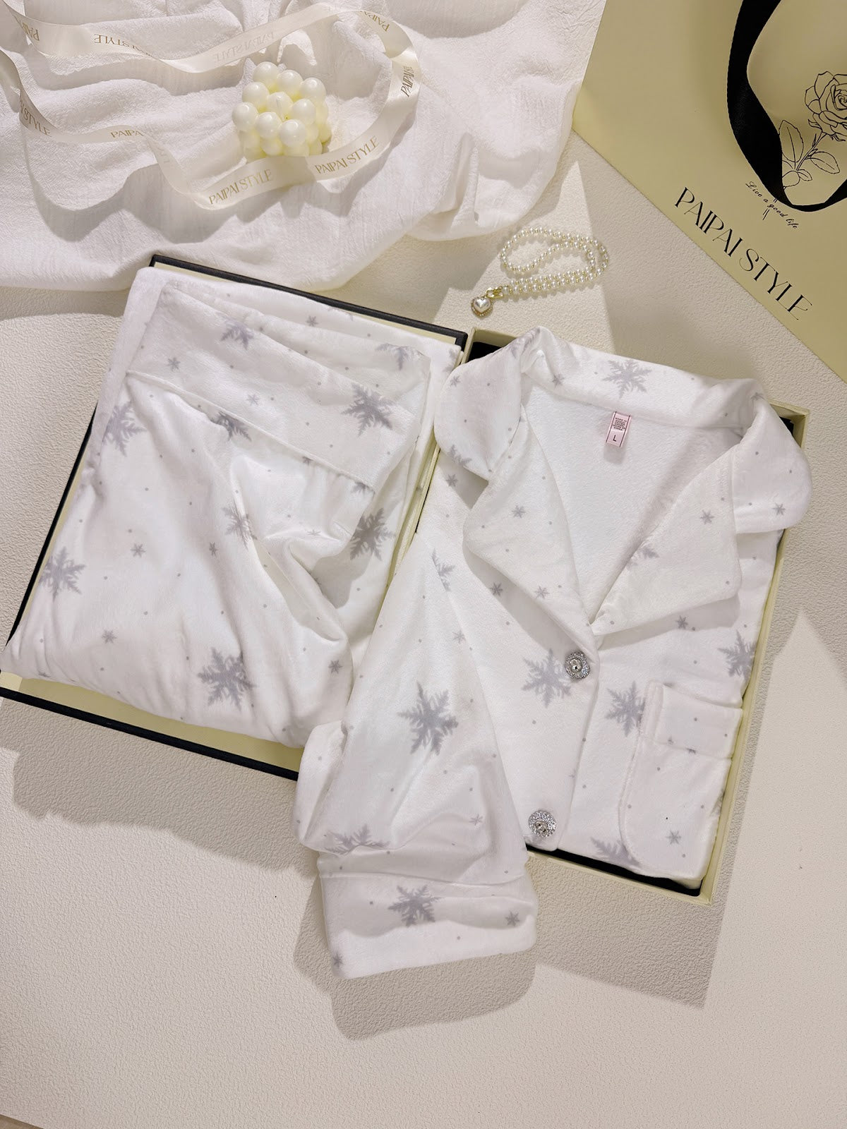 Women's pajama set made of soft fleece with snowflake pattern