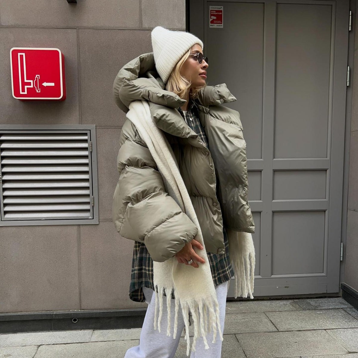 Short women's quilted jacket with hood