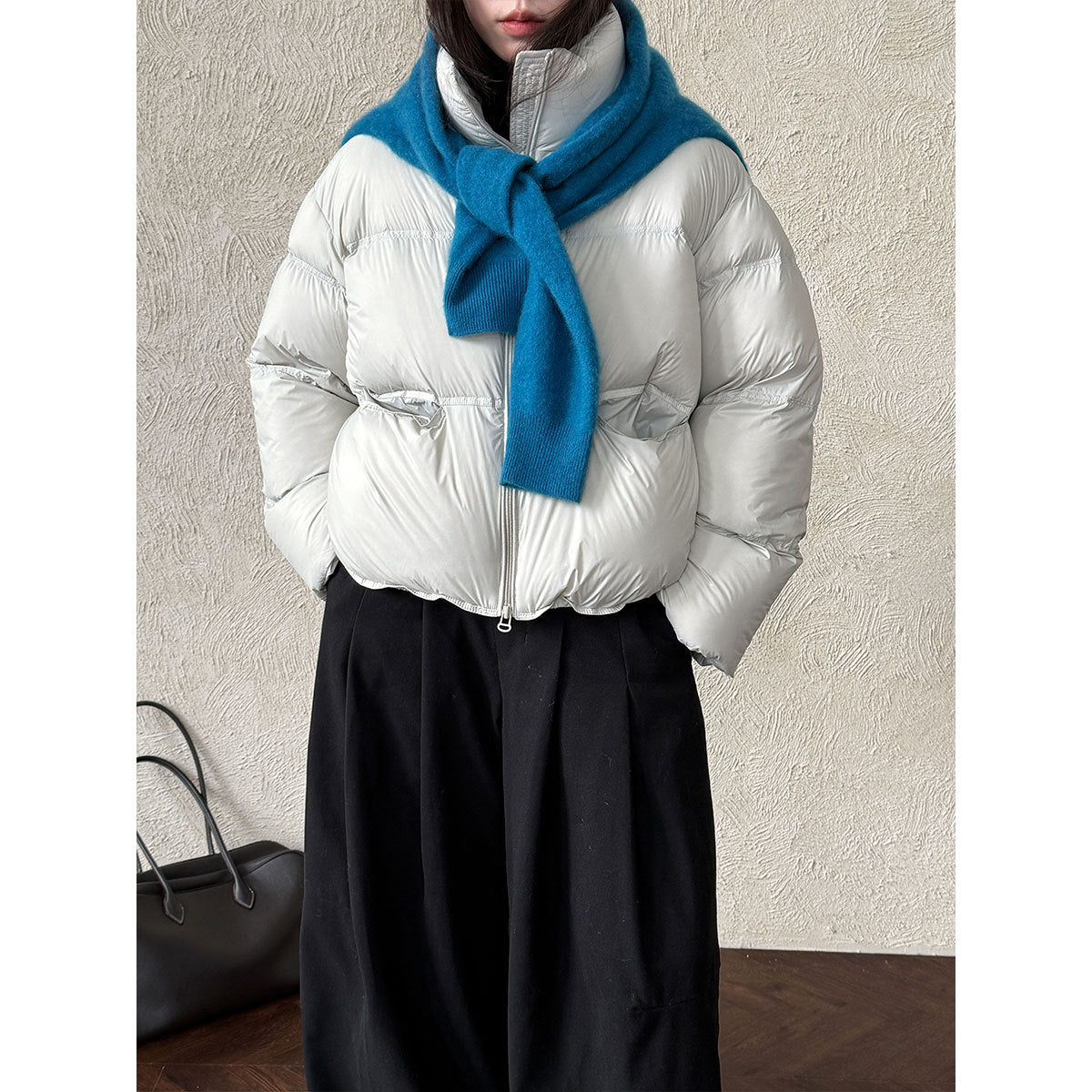 Women's down jacket with stand-up collar and white duck down filling