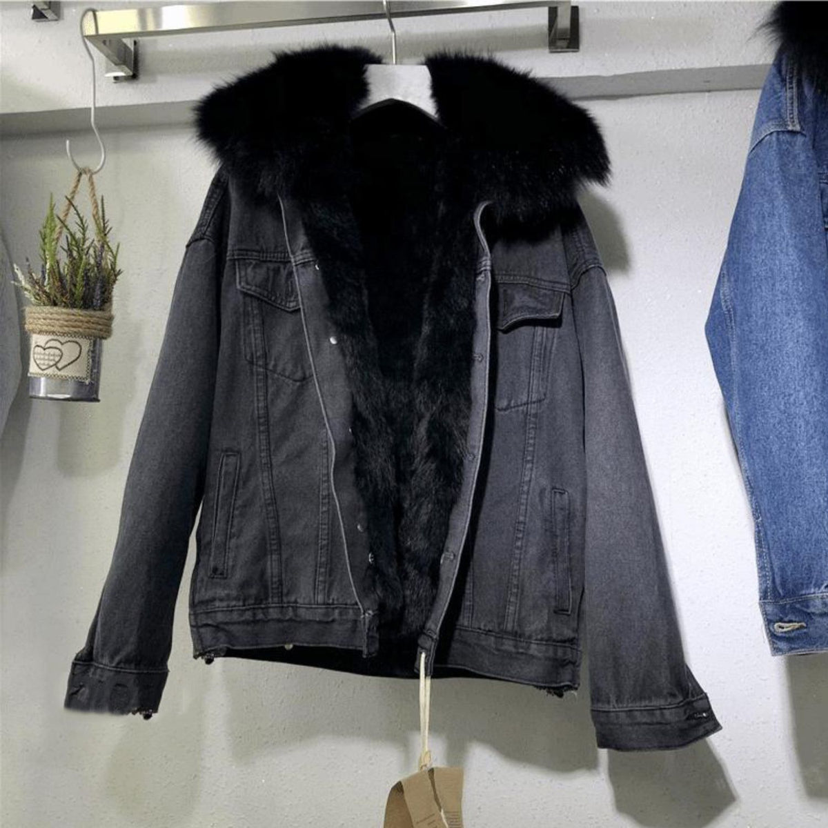 Fleece-lined women's denim jacket with fur collar, short