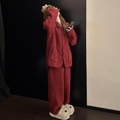 Women’s house suit in red, padded, for the Christmas season