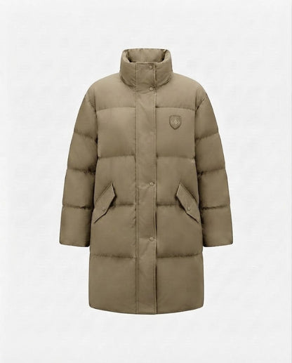 Women's long thermal quilted coat in oversized fit with rounded hem, college logo, and large flap pockets