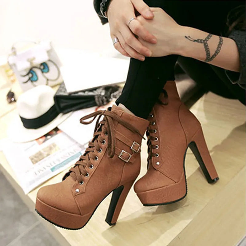 EVA-US | Lace-up boots with belt buckle
