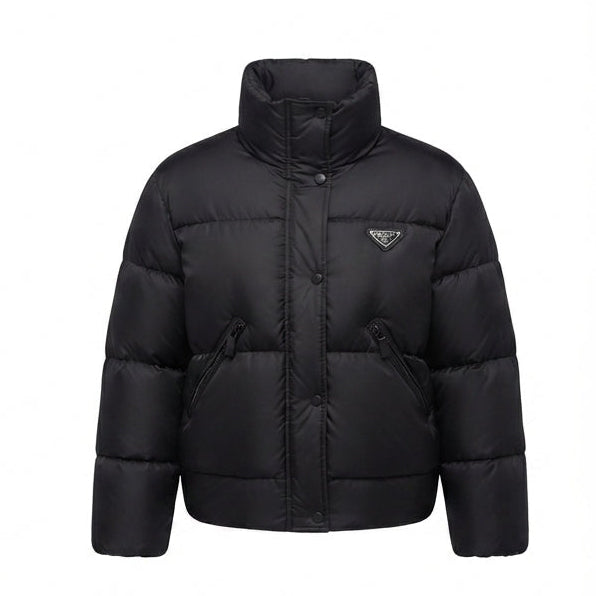 Women's short quilted travel quilted jacket with high closing stand-up collar, tailored ribbed hem and zippered pockets