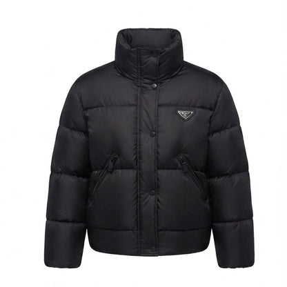 Women's short quilted travel quilted jacket with high closing stand-up collar, tailored ribbed hem and zippered pockets