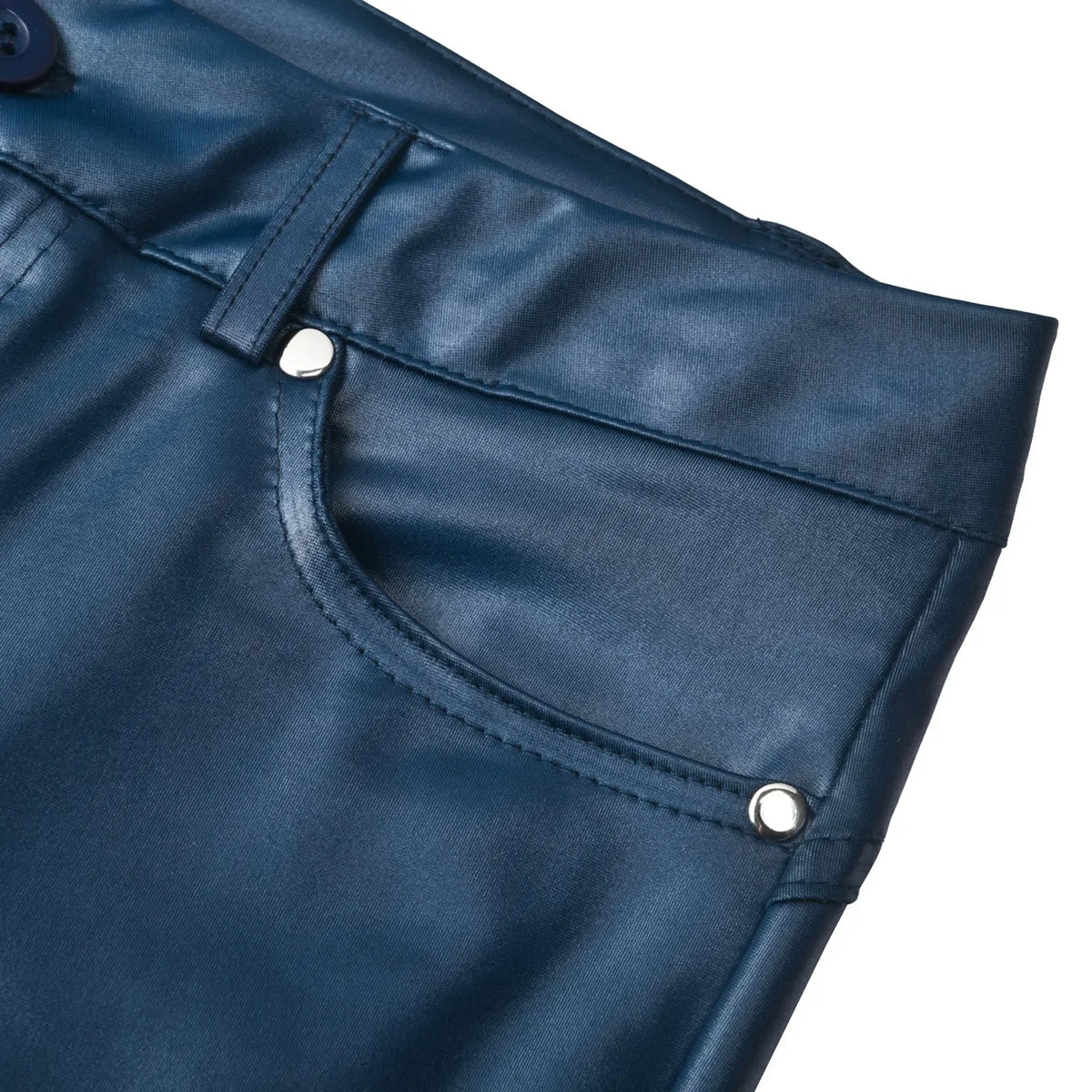 Nahaufnahme, die die Rückseite einer Röhrenjeans aus Leder zeigt