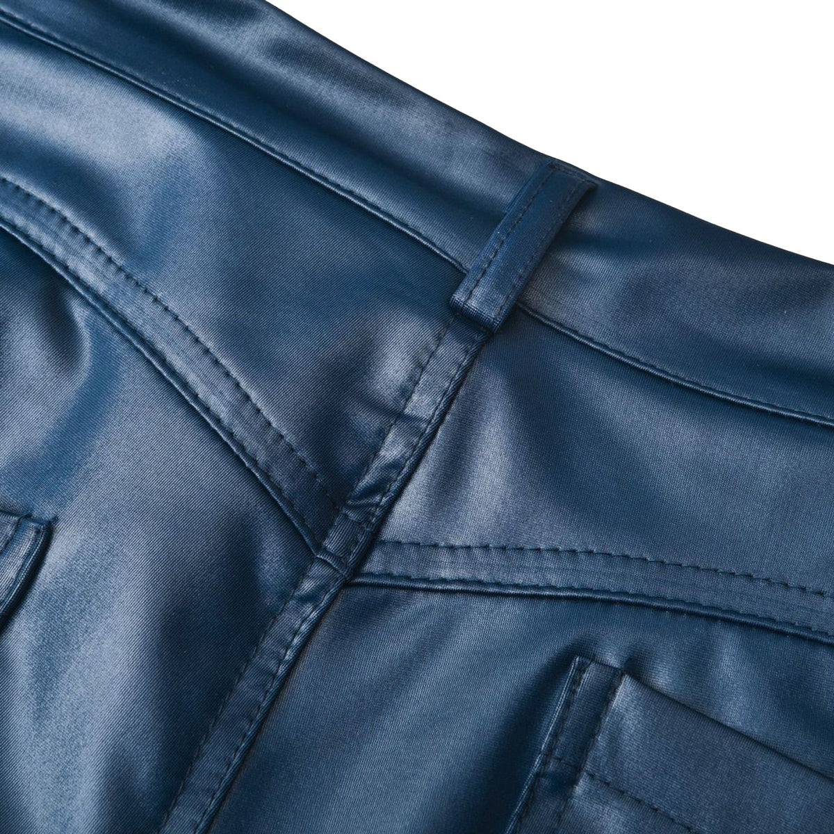 Nahaufnahme, die die Rückseite einer Röhrenjeans aus Leder zeigt