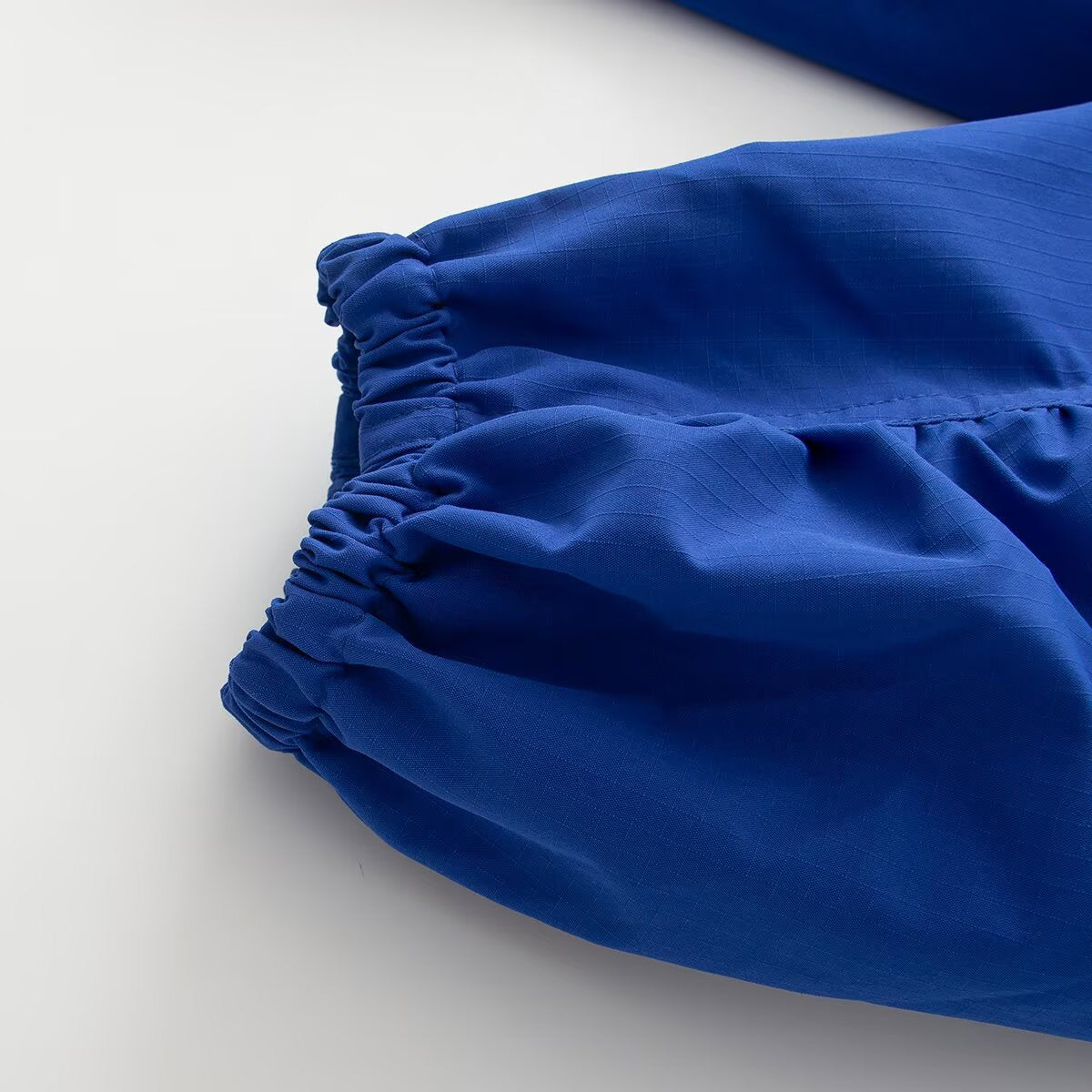 Women's transitional jacket with wide balloon sleeves, stand-up collar and drawstring.