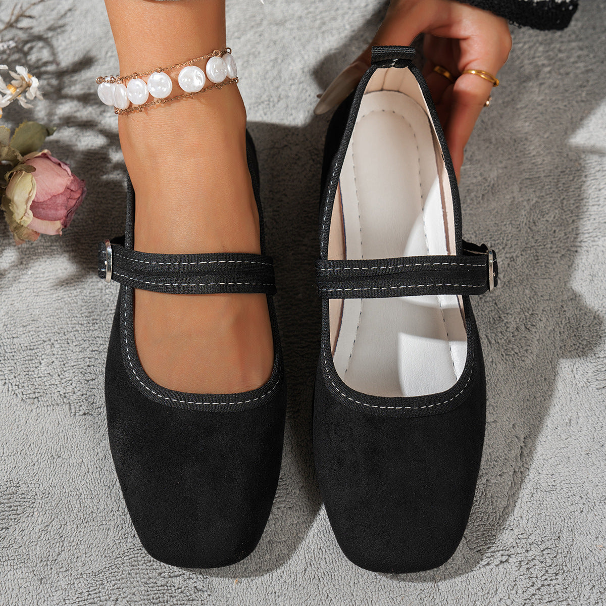 Ladies elegant ballerinas with classic strap