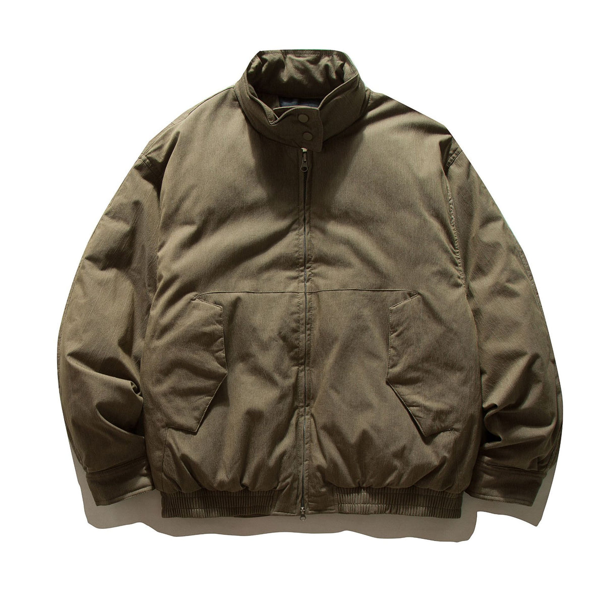 Men's short-cut insulated field jacket with high stand-up collar and flap pockets